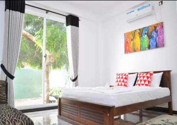 JC Beach Hotel Negombo, Забронировать  Негомбо Округ Гампаха