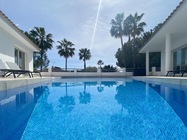 Modern luxury Villa with Pool and Tropical Garden, Забронировать  Михас Коста-дель-Соль, рядом с Las Lagunas Theatre