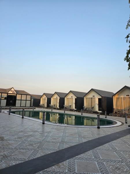 SAR Farms, Забронировать  Отели Вриндавана 4 звезды, 4*