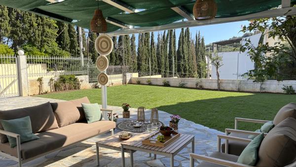 Naiad Villa, Забронировать  Отели Вари-Вула-Вулиагмени с парковкой, Парковка