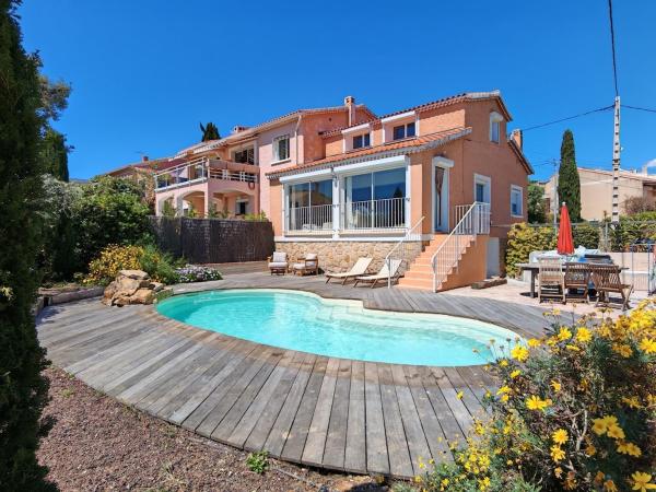 Villa Madeleine, panoramic sea view, Забронировать  Отели Bandol Wine Route с бассейном, Бассейн