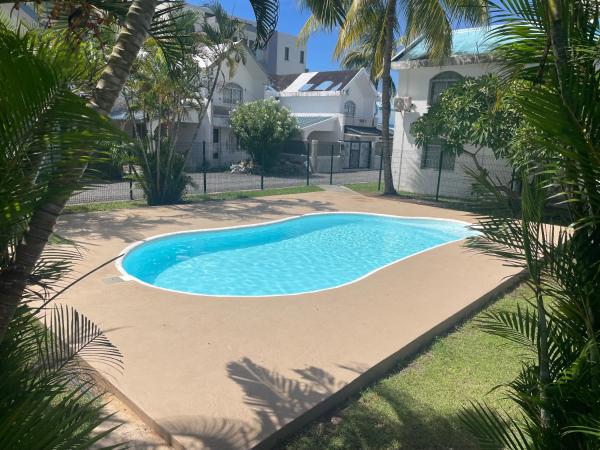 Queens Villa - Pereybère - 700m from the Public Beach - Swimming-Pool, Забронировать  Отели Гран-Бэ с бассейном, рядом с Пляж Перейбер, Бассейн
