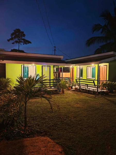 Charlyn Guesthouse, Забронировать  Отели Siquijor Island с парковкой, Парковка