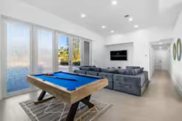 Unique Private Racing Track Villa in Miami w Cinema, Забронировать  Голден Глэйдс штат Флорида