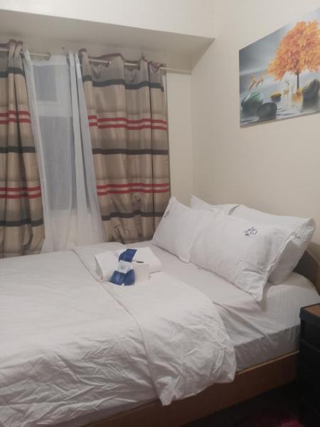 Near Makati, Airport and BGC Stays, Забронировать  Отели Лусна с парковкой, Парковка
