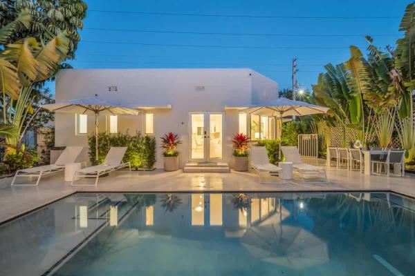Acquavilla Family 4BR Pool Villa Steps to the Beach, Забронировать  Майами-Бич Miami Metropolitan Area