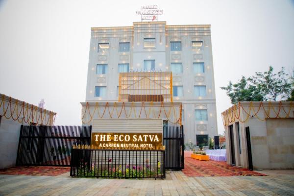 The Eco Satva Ayodhya - Vegetarian with all Options, Забронировать  Отели Айодхья 4 звезды, 4*