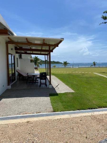 Tropical Beach Retreat AC, Wifi, BBQ & Parking, Забронировать  Пуэрто-Линдо Колон