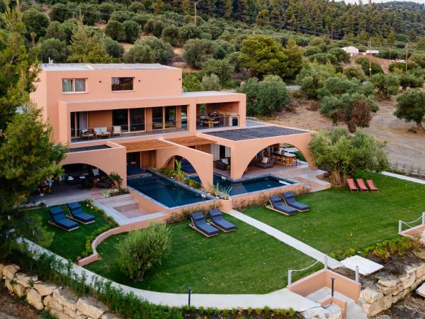 Euphoria Villa, 9 bdrs with private pools, beachfront, Забронировать  Отели Македонии с парковкой, Парковка