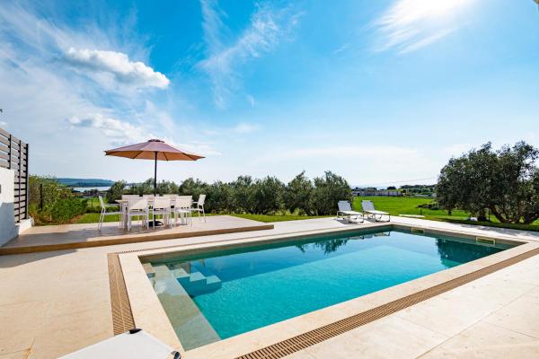 Villa Thea by RentalsPro - Nea Potidaia Halkidiki, Забронировать  Отели Македонии с парковкой, Парковка