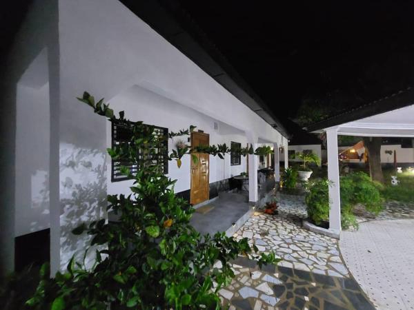 Marias place, Забронировать  Отели Kombo South с парковкой, Парковка