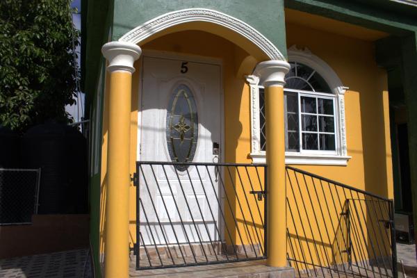 Coke Guest House, Забронировать  Мандевилл 