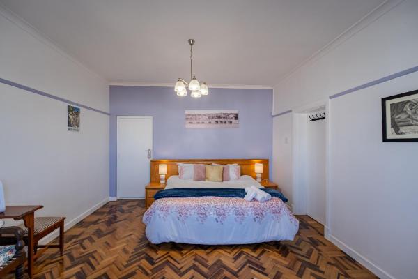 House Zandvlei - Muizenberg Mountain View, Забронировать  Отели Мёйзенберг с парковкой, Парковка