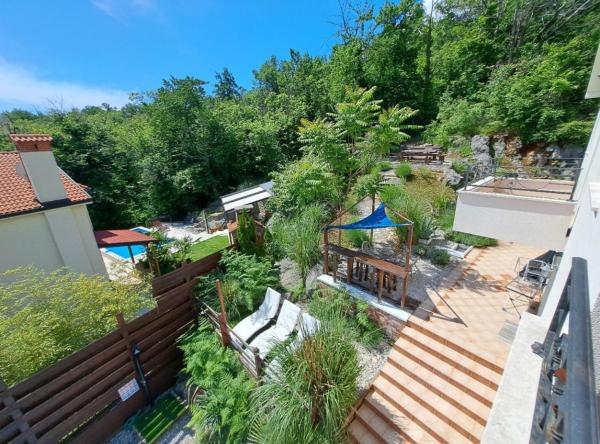 Beautiful Unique Family Villa Emily, Забронировать  Отели Ловран с бассейном, Бассейн