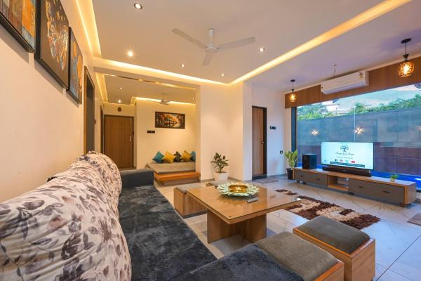 5BHK Honey Gold Villa By Tropicana Stays, Забронировать  Отели Лонавала с бассейном, рядом с Железнодорожный вокзал Лонавала, Бассейн