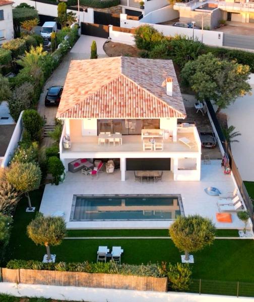 Villa Rez de Jardin - vue mer, piscine & boulodrome privé, plage, Ste maxime & Golfe de St Tropez, Забронировать  Рокбрюн-сюр-Аржанс Вар