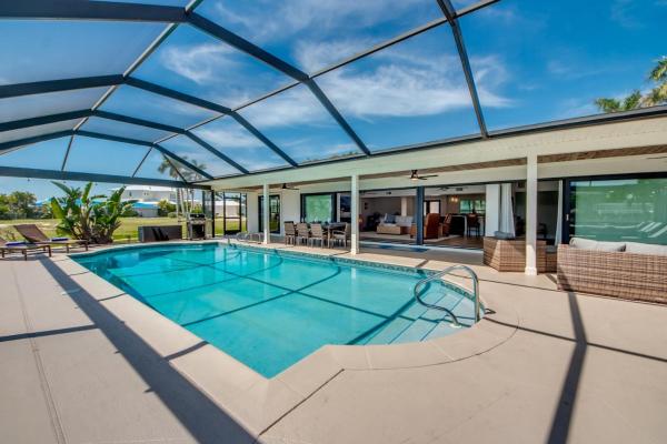 CoralVilla Easy Life - pool, on water, kajak, foosball table, boating, water view, BBQ, Забронировать  Кейп-Корал Southwest Florida