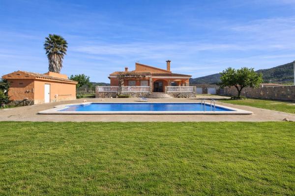 Villa con Piscina Privada y 2000 metros de Jardin ALBERT VILLAS, Забронировать  Отели Алькосебре с парковкой, Парковка