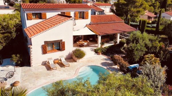 Magnifique Villa - Piscine - Climatisation - 4 Chambres - 8 Personnes, Забронировать  Отели Mimosa Road с бассейном, Бассейн