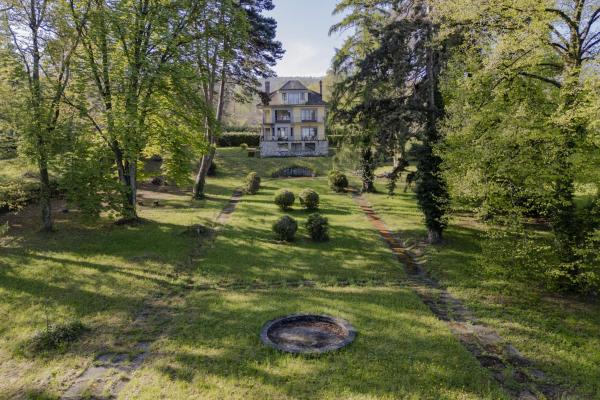 Les Mateirons Belle Époque Villa 7 bedrooms, Забронировать  Отели Эвиан-ле-Бен с парковкой, рядом с Станция Эвьян-ле-Бен-Порт, Парковка