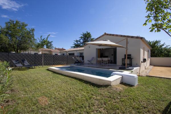 Villa de plain-pied au centre du village avec piscine privée, Забронировать  Отели Drôme Provençale с парковкой, Парковка