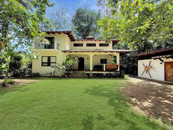 Spanish style Villa nestled in Caribe Beach Jungle, Забронировать  Отели Лимона с парковкой, Парковка