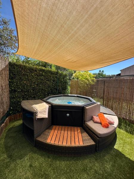 Villa Le Buis des Collines, classée 3 Étoiles AtoutFrance, magnifique villa superbement décorée et très bien équipée, idéale pour 6 pers, Terrasse extérieure avec son coin SPA, Clim, parking privatif, Забронировать  Юшо Gard