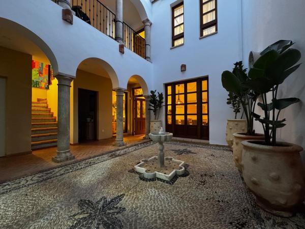 10 pax Downtown The Emirs Villa Free Parking, Забронировать  Кордова Cordoba Province