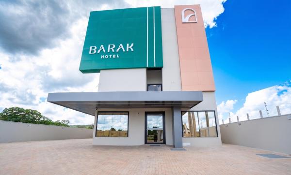 Barak Hotel, Забронировать  Отели Нова Мутум с парковкой, Парковка