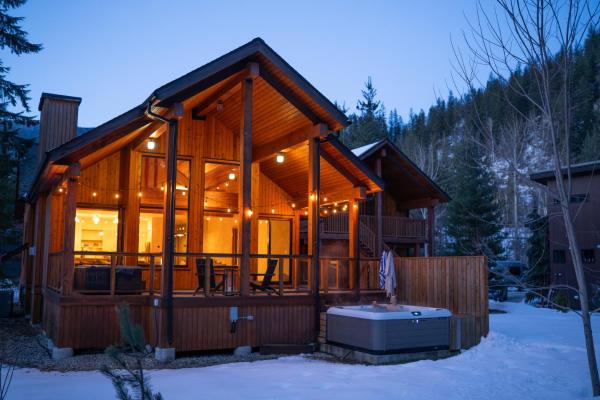 Great Escape Chalet Revelstoke, 预订 小木屋 雷夫尔斯托克 瑞佛斯托克