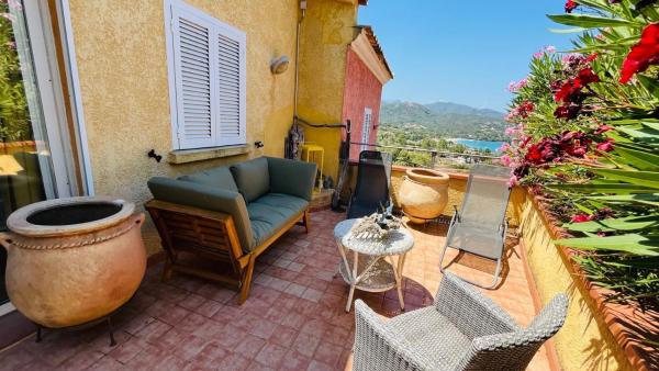 Mini-Villa Nacres - Vue mer - clim- Wi-fi -Favone, Забронировать  Отели Конки с парковкой, Парковка