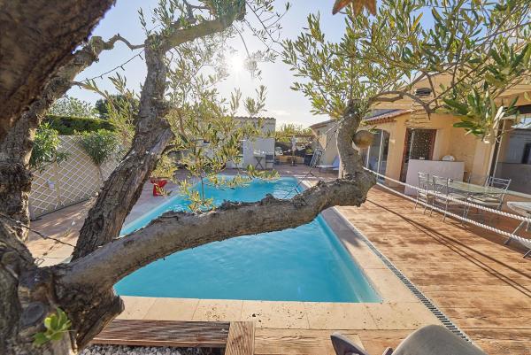 Villa moderne et sa dépendance aux pieds des Alpilles, Забронировать  Отели Альпий с бассейном, Бассейн