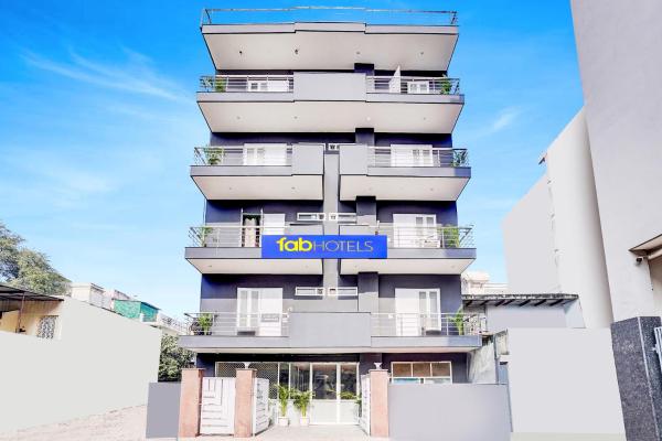 FabHotel Cyberhub Suits, Забронировать  Гургаон Gurgaon Region