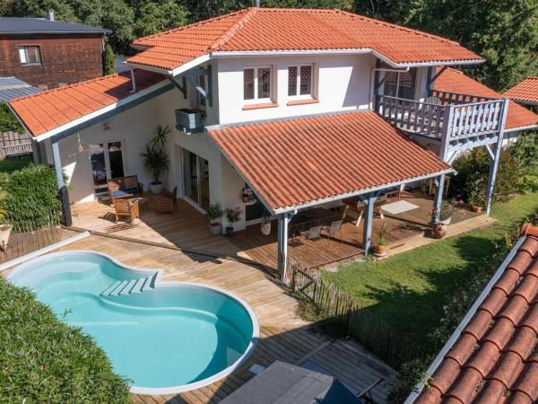 Villa moderne à Biscarrosse - 5 chambres, piscine chauffée, proche lac, piste cyclable - FR-1-319-625, Забронировать  Отели Аквитаний с парковкой, Парковка