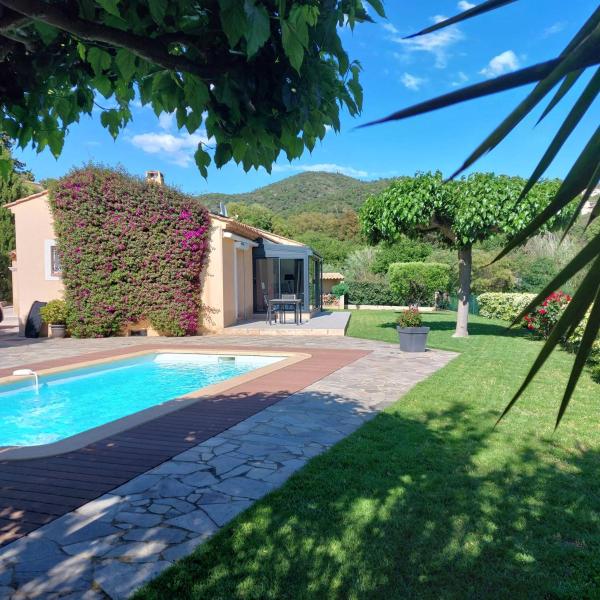 Villa ALMA pour 6 personnes avec piscine, à deux pas du Golf de Valcros, à La Londe-Les-Maures, Забронировать  Ла-Лонд-ле-Мор 