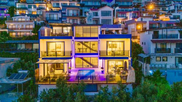 Luxury Sea View Villa with Private Heated Pool & Outdoor Pool in Kalkan, Забронировать  Отели Средиземноморского региона с парковкой, Парковка