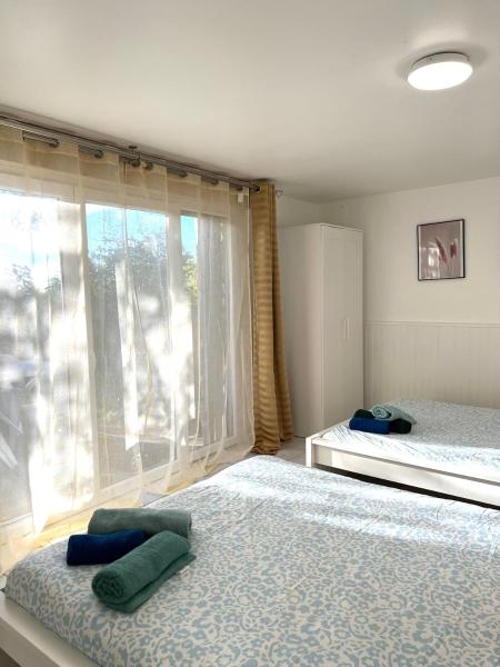 Rosny sous bois très chaleureux appartement, Забронировать  Отели Рони-су-Буа с парковкой, Парковка