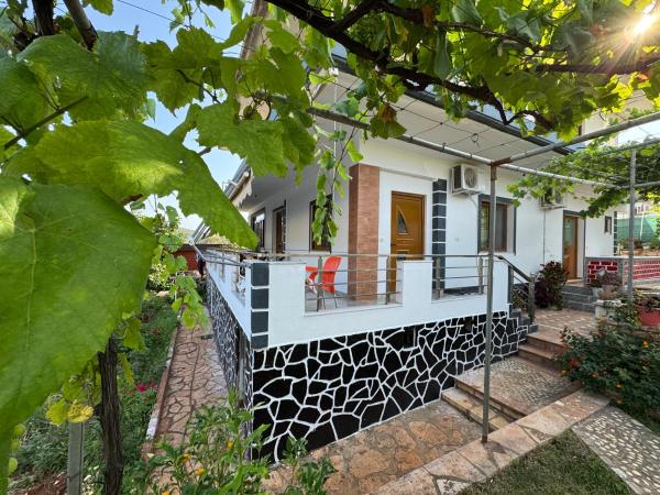 Apartment Toni Caca Ksamil, Забронировать Апартаменты/квартира Отели в центре Ксамил, в центре