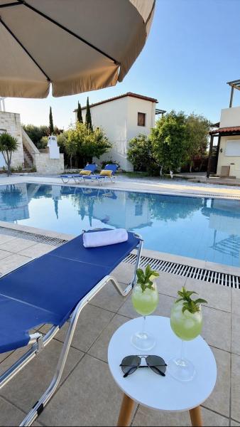 SeawoodBreeze - 3BR Family Villa with Pool, Garden & BBQ near Beach, Забронировать  Отели Тавронитис с бассейном, Бассейн