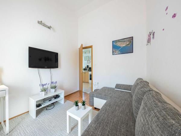 Spacious Prgomet Retreat with Private Pool, Fitness Centre, and Garden - Three Bedroom Villa, Забронировать  Отели Пргомет с парковкой, Парковка