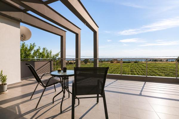 Villa Erytha - Serene Retreat with Views & Garden, Забронировать  Отели Македонии с парковкой, Парковка