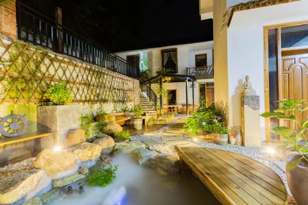 Autumn Shower Courtyard Twin Room, Забронировать  Отели Jiawan с парковкой, Парковка