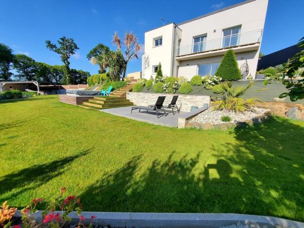 Villa with terrace and garden, 预订  拉梅奥贡 布列塔尼大区