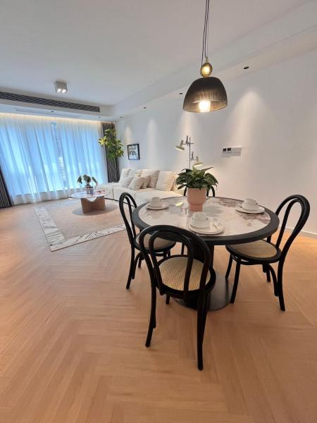 Superb city center view with floor-to-ceiling windows three bedrooms Stunning views of the Bund Shanghai Tower Yu Garden and Peoples Square, Забронировать  Шанхай район Шанхая, рядом с Народная площадь