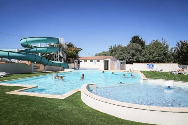 ZEcamping 3 étoiles chiens acceptés salle fitness piscine couverte, Забронировать  Сен-Жюльен-де-Ланд 