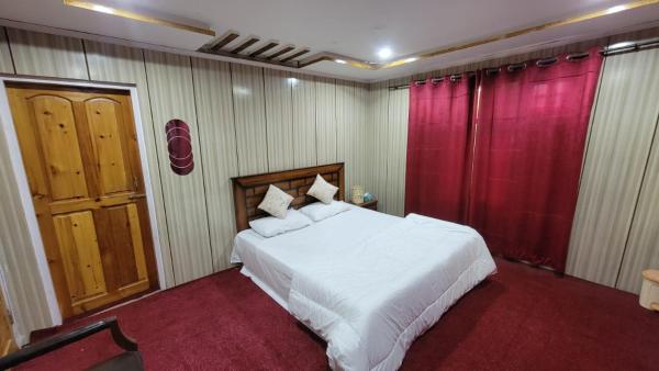 Black Stone Suites Skardu, Забронировать  Отели штата Джамму и Кашмира с парковкой, Парковка