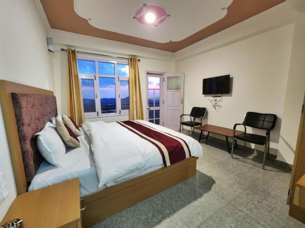 Sharma Home Stay - Mashobra, Забронировать  Отели штата Химачал-Прадеш с парковкой, Парковка