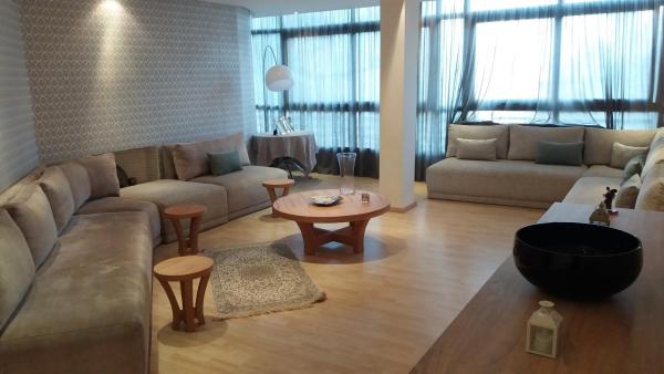Sunny 2BR Apartment in Maarif, Quiet Street, AC & High-Speed WiFi, Забронировать Апартаменты/квартира Maarif Касабланка