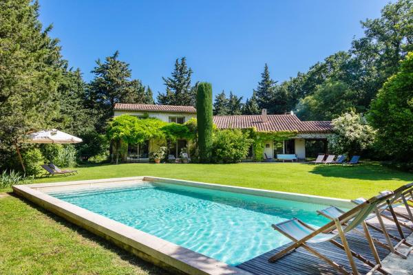 VillaOustal. Parc Arboré 4500 m2. Piscine chauffée, Забронировать  Отели Mont Ventoux с парковкой, Парковка