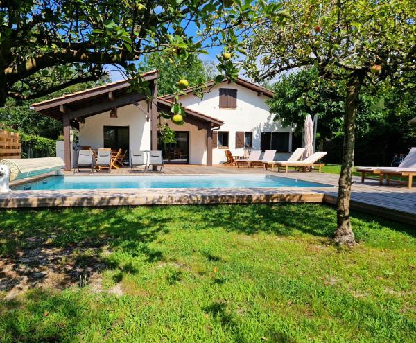 Villa 12 personnes proche oécan, 10 vélos et 4 surf fournis, entièrement climatisée, Забронировать  Отели Аквитаний с парковкой, Парковка